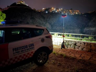 Vehículo de Protección Civil de El Poble Nou de Benitatxell y torre de luz portátil en un camino rural de noche.