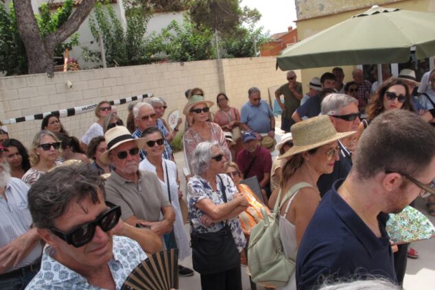 Imagen: Grupo de personas asistentes a la reunión entre la Generalitat Valenciana y los afectados por los deslindes de costas en Dénia.