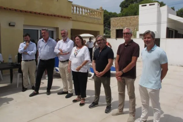Foto de grupo de los asistentes a la reunión sobre los deslindes de costas en Dénia.