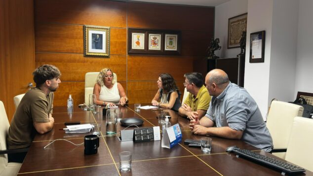 Imagen: Fotografía de la reunión mantenida entre la alcaldesa de Calp, Ana Sala, el concejal Alex Coca y representantes de la empresa Acciona en una sala de juntas.