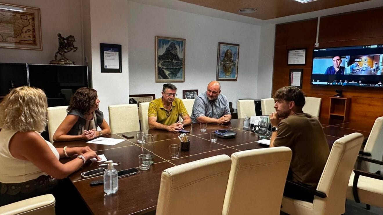 Reunión entre el Ayuntamiento de Calp y Acciona por la huelga de limpieza