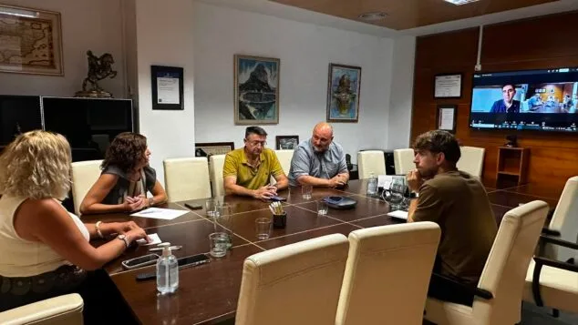 Imagen: Reunión entre el Ayuntamiento de Calp y representantes de Acciona en una sala de juntas con videoconferencia.
