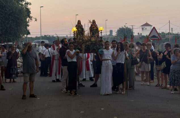 Pamis despide sus fiestas patronales a Sants de la Pedra con gran participación y convivencia 1 Imagen: Fieles portando el anda con las imágenes de los Santos de la Piedra durante la romería en Pamis.