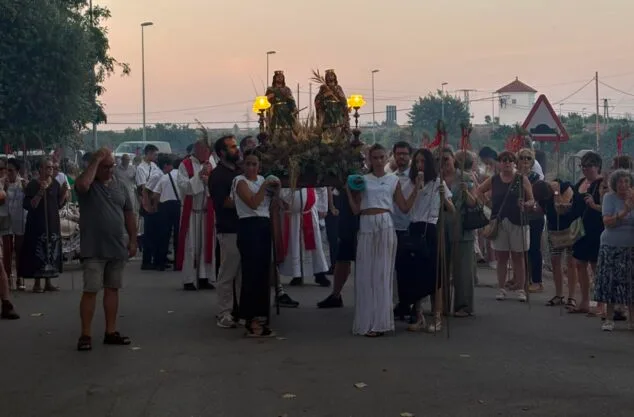 Imagen: Fieles portando el anda con las imágenes de los Santos de la Piedra durante la romería en Pamis.