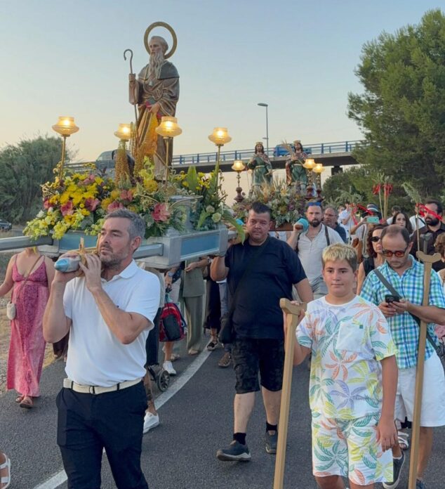 Pamis despide sus fiestas patronales a Sants de la Pedra con gran participación y convivencia 8 Procesión con imágenes de santos durante las fiestas de Pamis