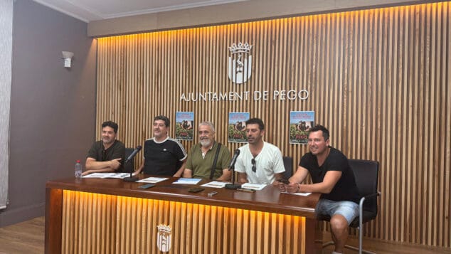 Imagen: Rueda de prensa de La Gossa Sorda y Enrique Moll, alcalde de Pego, sobre el último concierto de la gira 'A Tornallom'