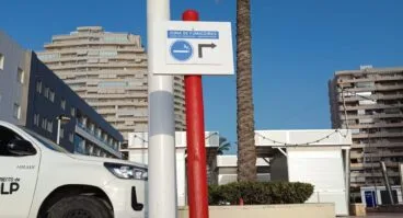 «Playas sin Humo»: Calp refuerza la prohibición de fumar en su litoral 5 Cartel azul y blanco que indica una zona de fumadores en una playa de Calp.