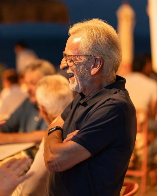 Un brindis frente al mar: la familia de Montgo da la bienvenida a la temporada 10 sentimiento de pertenencia y comunidad