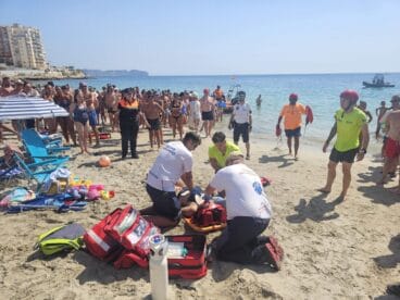 Simulacro de rescate y asistencia sanitaria en la playa de la Fossa, Calp
