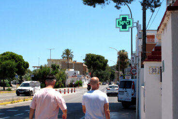 Tres días bajo avisos y hasta 43 ºC en la Marina Alta: la AEMET alerta del día más adverso de la semana 2 termometro en denia el 7 de julio de 2026 a las 14 00 horas archivo