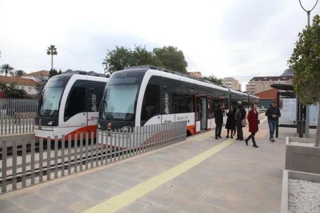 Dos trenes del TRAM d'Alacant parados en la estación de Dénia con pasajeros bajando al andén.