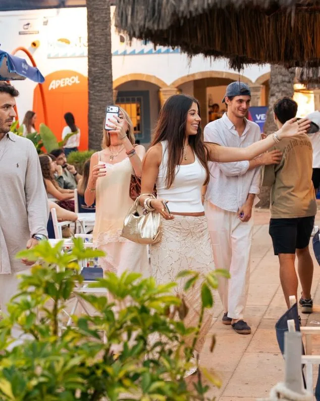 Un brindis frente al mar: la familia de Montgo da la bienvenida a la temporada 3 un ambiente de celebracion