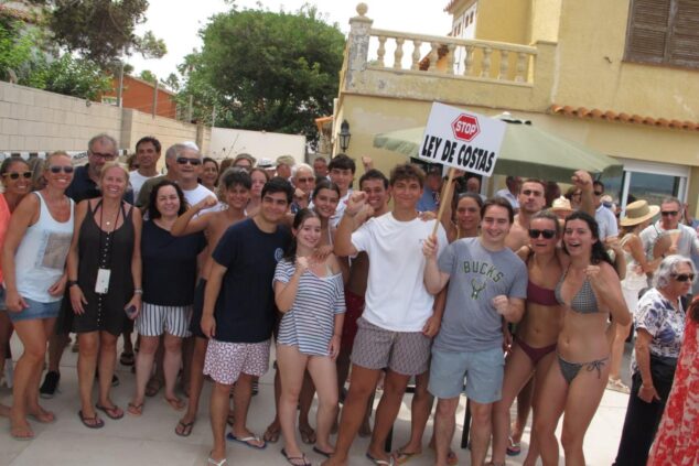 Grupo de personas en Dénia con una pancarta de STOP LEY DE COSTAS.