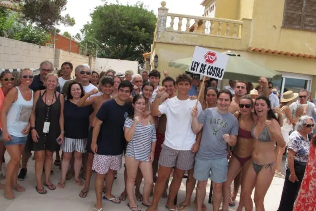 Grupo de personas en Dénia con una pancarta de STOP LEY DE COSTAS.