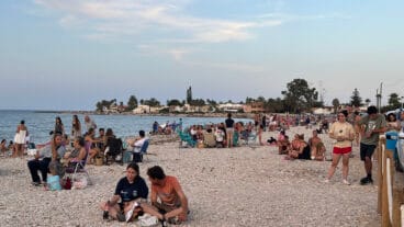 Vecinos en la playa de la Almadrava para la observación del eclipse solar