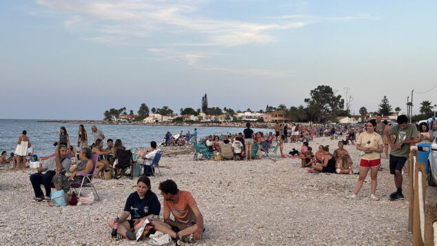 De la decepción a la alegría: así se vivió el eclipse en la Marina Alta con una última sorpresa del cielo 3 Imagen: Vecinos en la playa de la Almadrava para la observación del eclipse solar