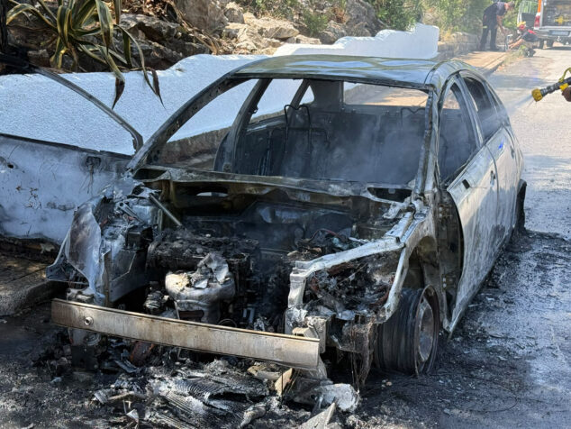 Imagen: Vehículo calcinado en Benitatxell
