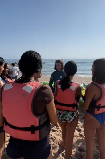 Participantes del Verano Joven de Ondara en una actividad acuática