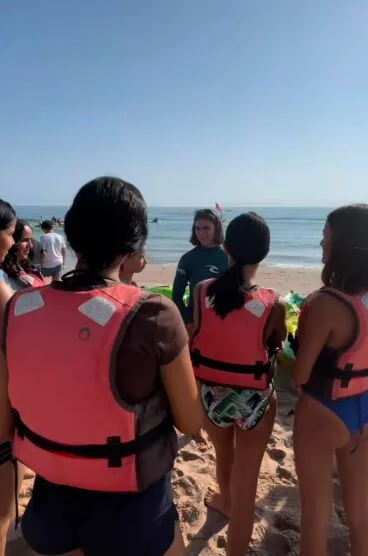 Participantes del Verano Joven de Ondara en una actividad acuática