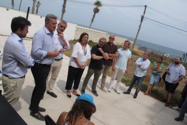 Imagen: Vicente Martínez Mus reunido con un grupo de personas en una terraza frente al mar en Dénia.
