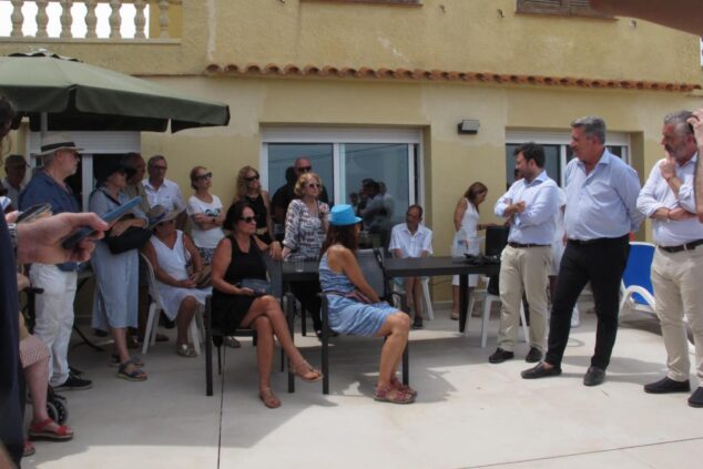 El vicepresidente Vicente Martínez Mus y otros cargos de la Generalitat en una reunión al aire libre con un grupo de vecinos afectados por los deslindes en Dénia.
