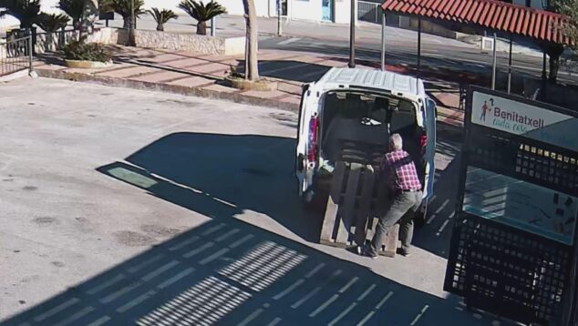 Imagen: Cámara de vigilancia muestra a una persona cargando un palé en una furgoneta en Benitatxell