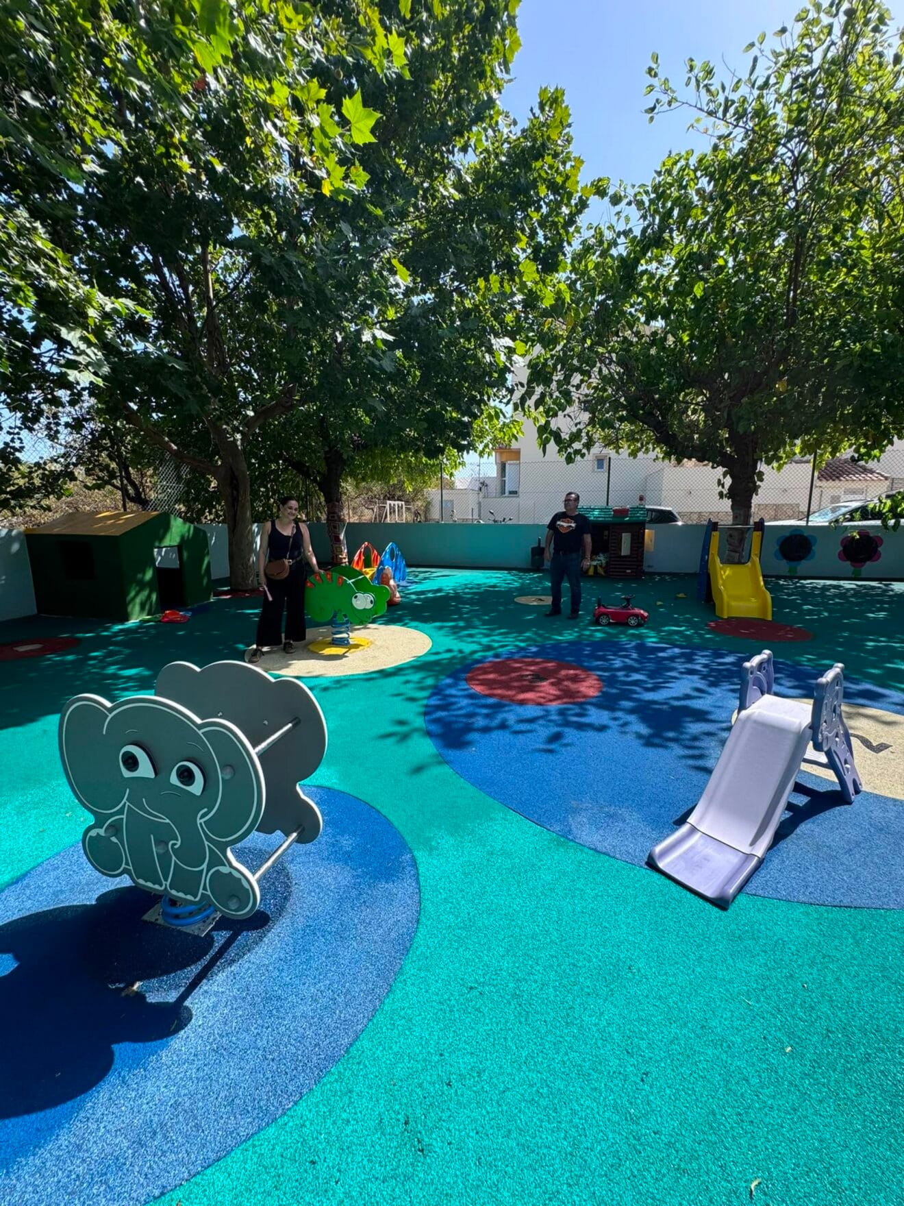 Visita a la renovación del parque infantil de la Escoleta Joaquina Gavilà en Ondara