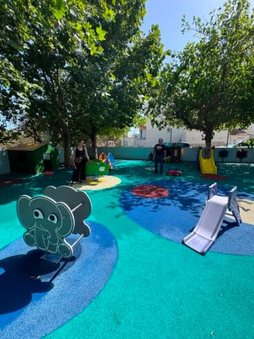 Visita a la renovación del parque infantil de la Escoleta Joaquina Gavilà en Ondara