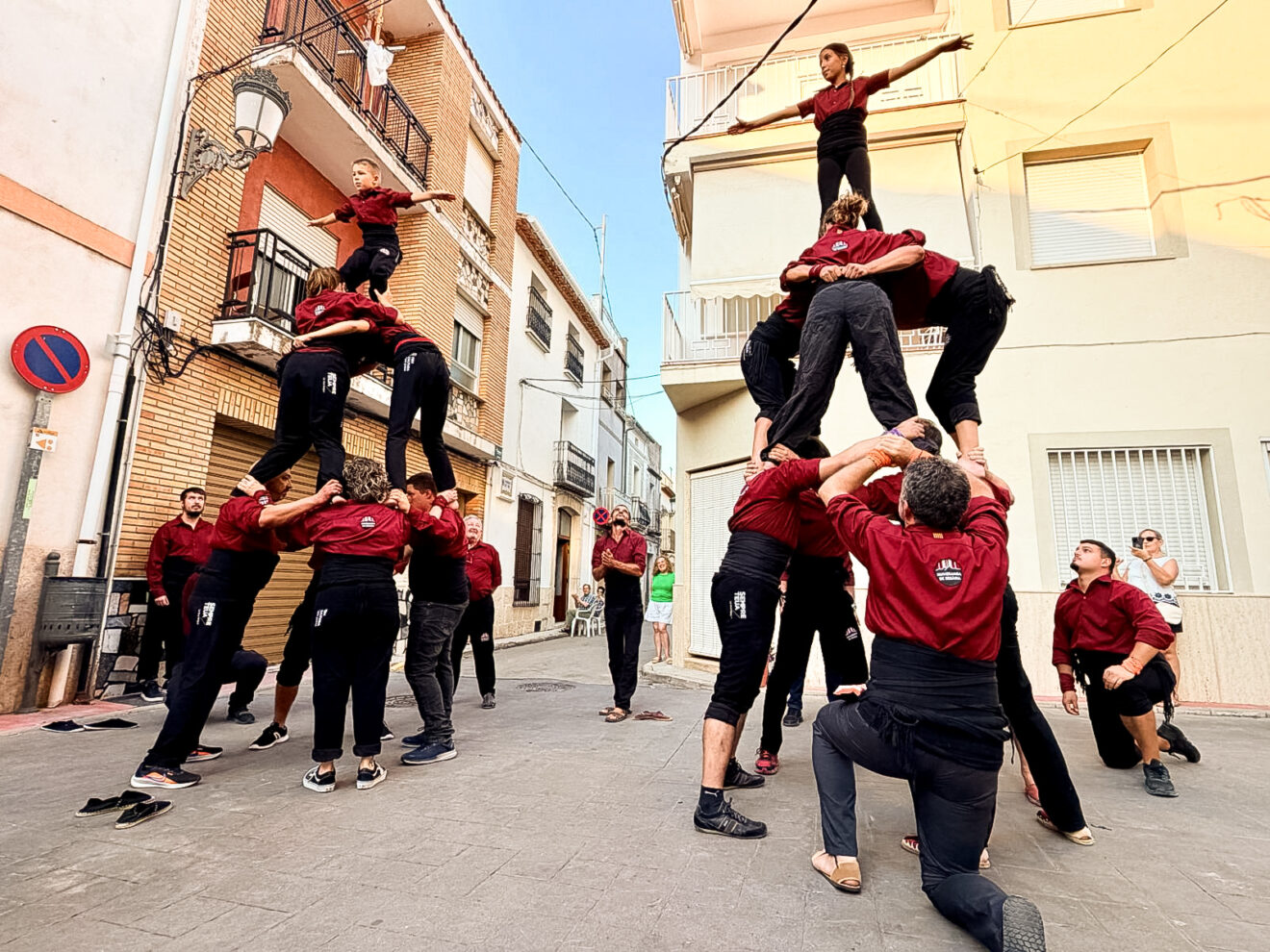 Integrantes de la Muixeranga de Segària realizando figuras