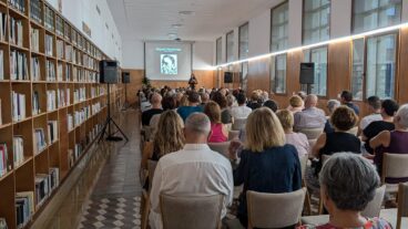 Pego acoge la presentación de 'La mala vida', el nuevo libro de Adrià Espí 6 Público sentado escuchando una conferencia en la sala de la Biblioteca Municipal de Pego rodeada de estanterías con libros.
