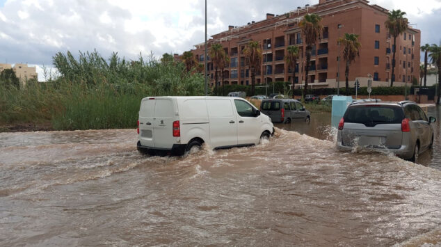 La Marina Alta entra en aviso naranja ante un nuevo episodio de lluvias intensas: hasta 120 l/m² y riesgo de fuertes tormentas 1 Imagen: Acumulación de agua tras un episodio de lluvia en Dénia (archivo)