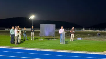 Adrián Cabrera, concejal de deportes, en la inauguración de la nueva pista de atletismo Paco Sacha