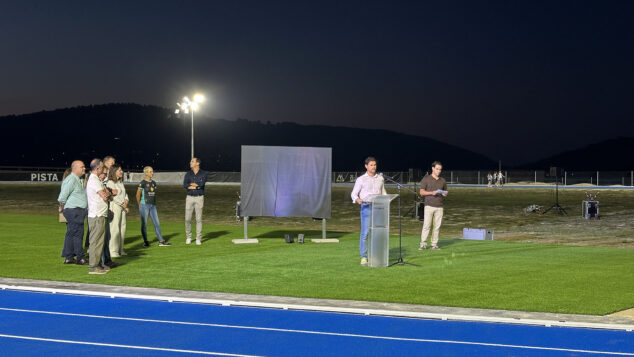 Imagen: Adrián Cabrera, concejal de deportes, en la inauguración de la nueva pista de atletismo Paco Sacha