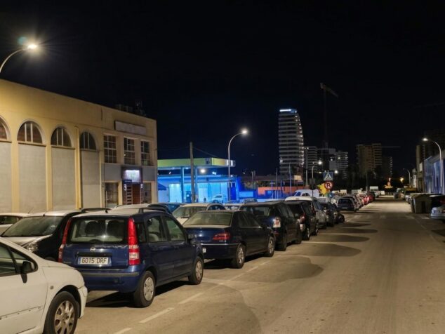 Imagen: Vista nocturna de una calle en Calp con coches aparcados y el nuevo alumbrado LED encendido