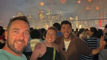 Andrea Pérez y Lluís Cascant con los fuegos artificiales de Nueva York