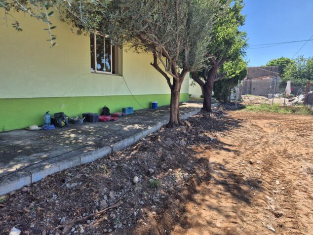 La escoleta de Pamis cambia de uso: así será su nuevo espacio social 1 Imagen: Fachada del edificio de la antigua escuela de Pamis con árboles delante.
