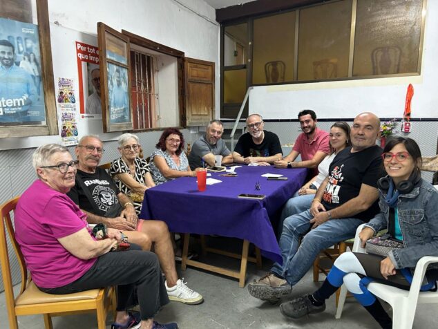 Imagen: Grupo de personas sentadas alrededor de una mesa en una reunión política local.