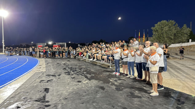 Imagen: Asistentes a la inauguración de la nueva pista de atletismo Paco Sacha de Benissa