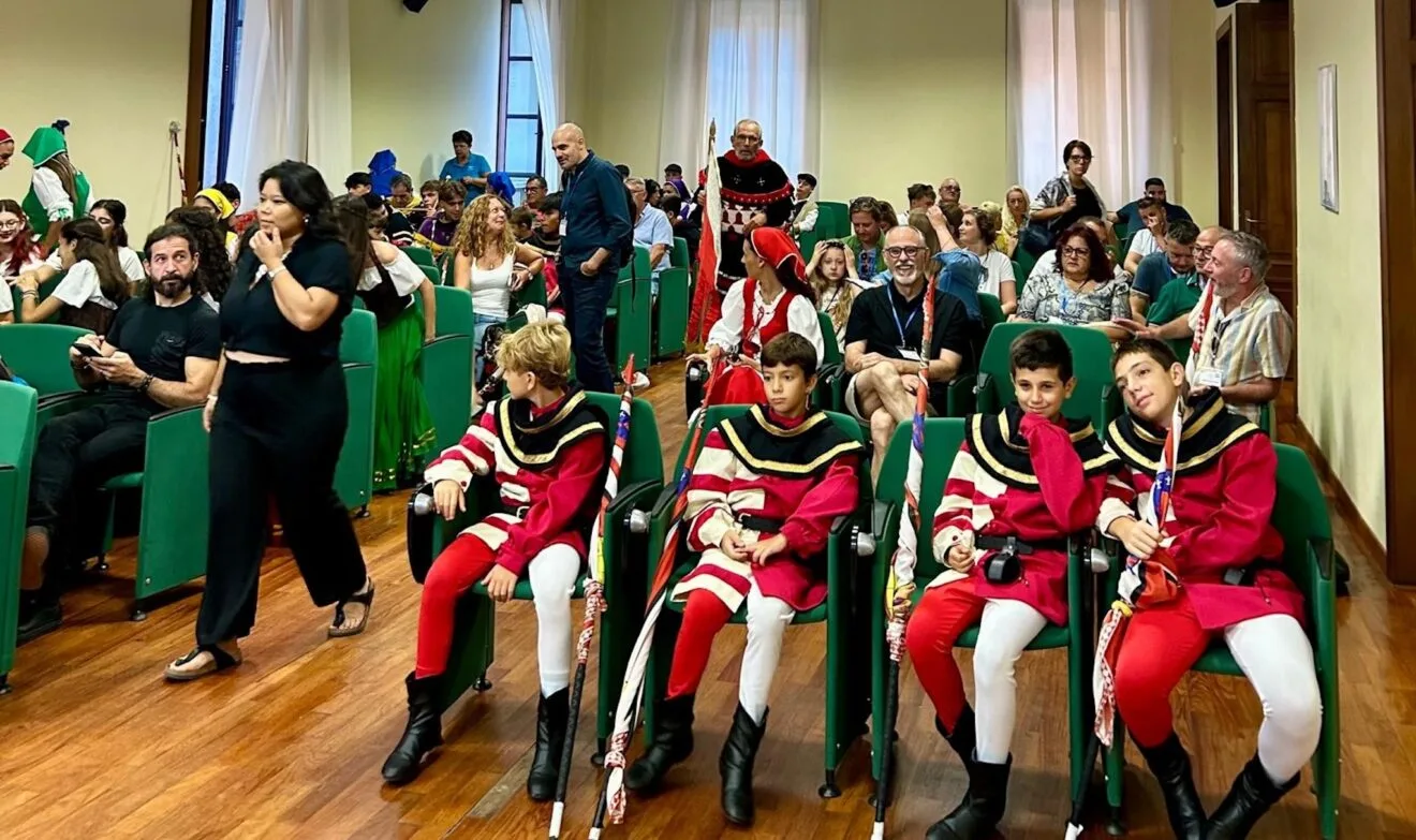 Asistentes a las jornadas del proyecto SECURE y jóvenes ataviados para las celebraciones de la Ottava Medievale de Orte