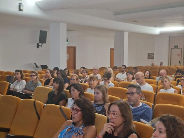 Cerca de 70 profesionales trazan en Teulada una estrategia comarcal contra la explotación sexual 3 Imagen: Público sentado en las butacas de un auditorio durante la celebración de una conferencia.