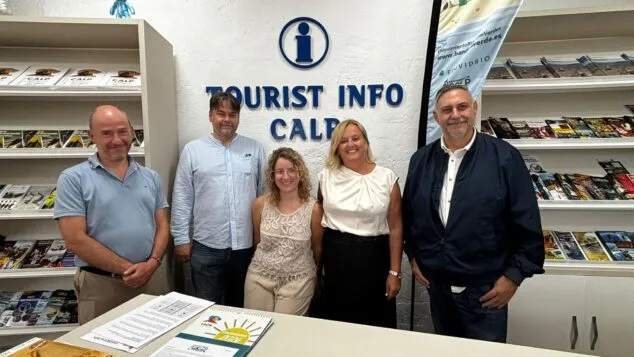Un siglo de turismo en Calp: desde los primeros viajeros hasta el futuro 3 Imagen: Autoridades en la inauguración de la exposición