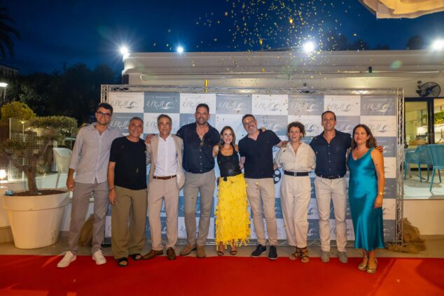 El Festival Benissa en Corto suma al actor Unax Ugalde a su particular paseo de las estrellas 3 Imagen: Unax Ugalde y el equipo de Benissa en Corto posan bajo confeti en el photocall del restaurante El Rall.