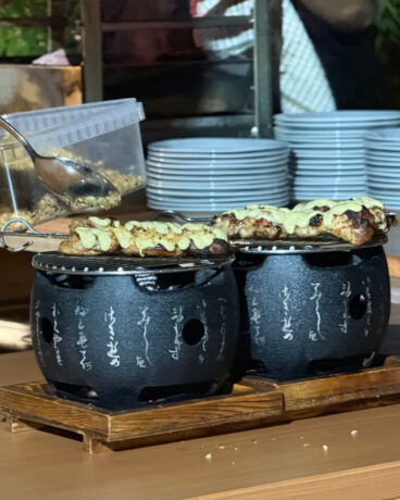 Brochetas yakitori a la brasa