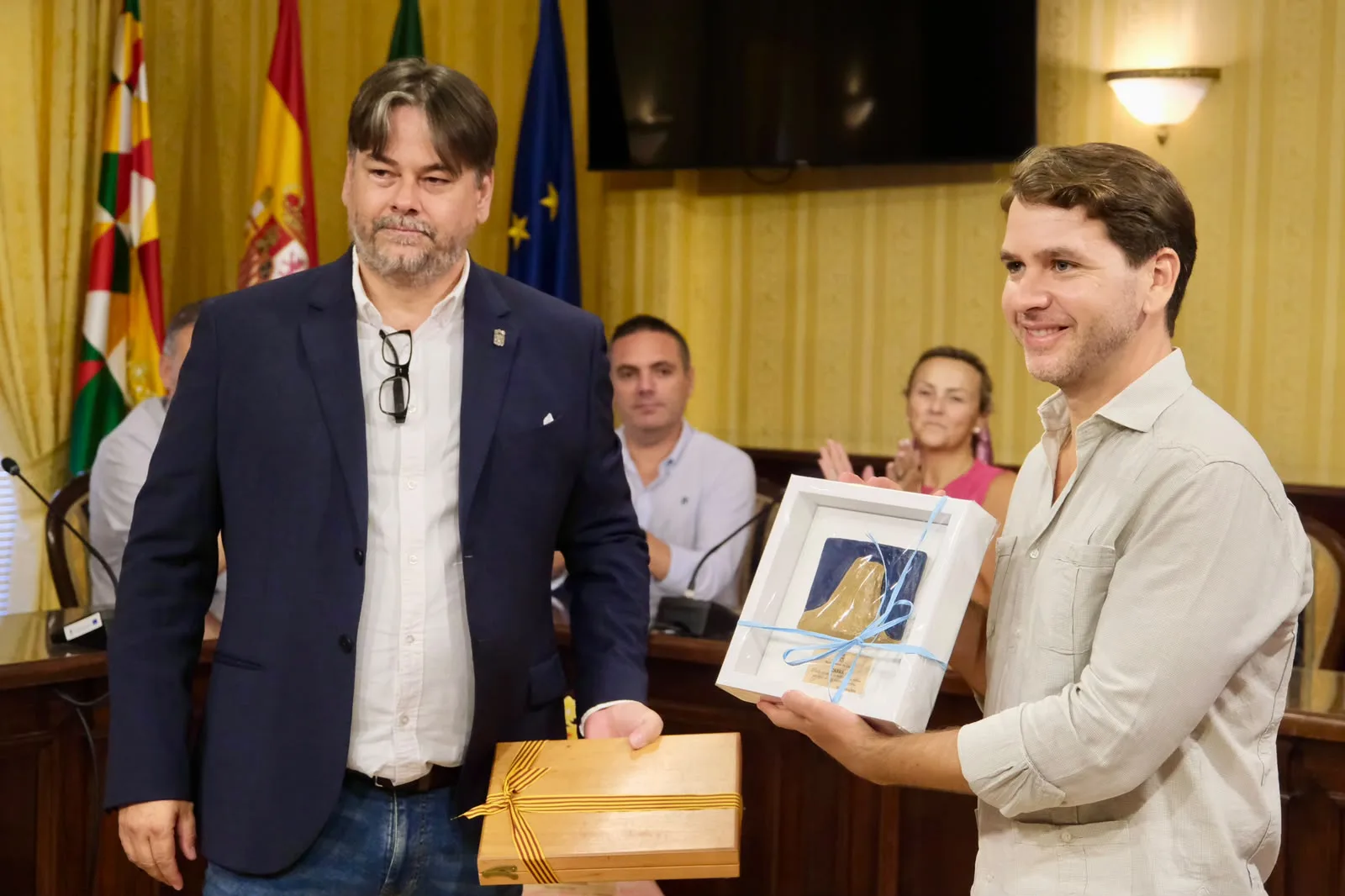 Marco Bittner y Fernando Priego durante el intercambio de obsequios entre los ayuntamientos de Calp y Cabra.