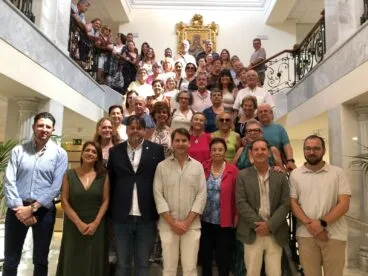La delegación de 50 vecinos y vecinas de Calp posa durante su visita institucional y cultural a Cabra