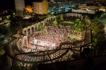 Calp abre una consulta pública para modificar su ordenanza de ruidos 5 Multitud de personas en un concierto nocturno al aire libre en una plaza de Calp.