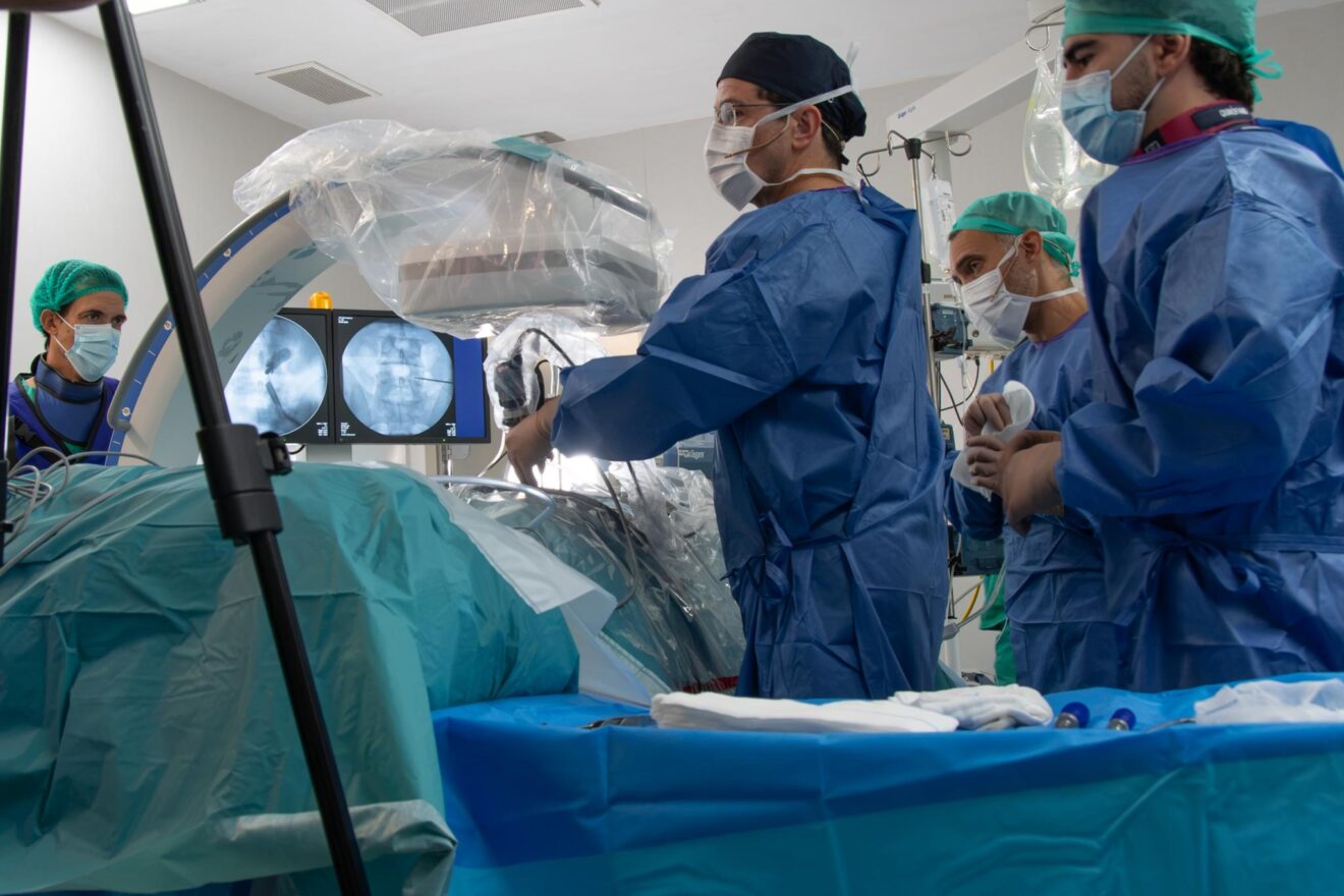 Equipo quirúrgico durante una cirugía endoscópica de columna en el Hospital de Dénia