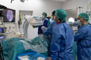 El Hospital Universitario de Dénia retransmite en directo dos cirugías pioneras de columna en un congreso nacional 6 Equipo médico durante una cirugía endoscópica de columna en el Hospital de Dénia