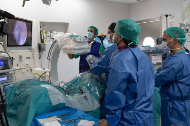 Imagen: Equipo médico durante una cirugía endoscópica de columna en el Hospital de Dénia