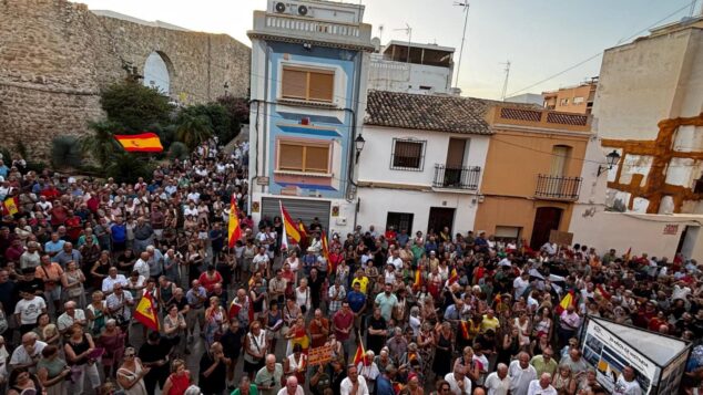 Discrepancias entre los asistentes interrumpen la concentración por Ceuta en Calp 3 Imagen: Multitud de personas congregadas en una plaza de Calp con banderas de España durante el acto de solidaridad con Ceuta.